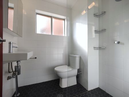 Central Living in the heart of Newcastle - Photo 5