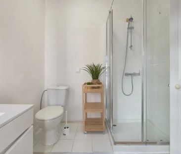 Room in a shared 13-bedroom apartment for rent in Lisbon, professio... - Foto 4