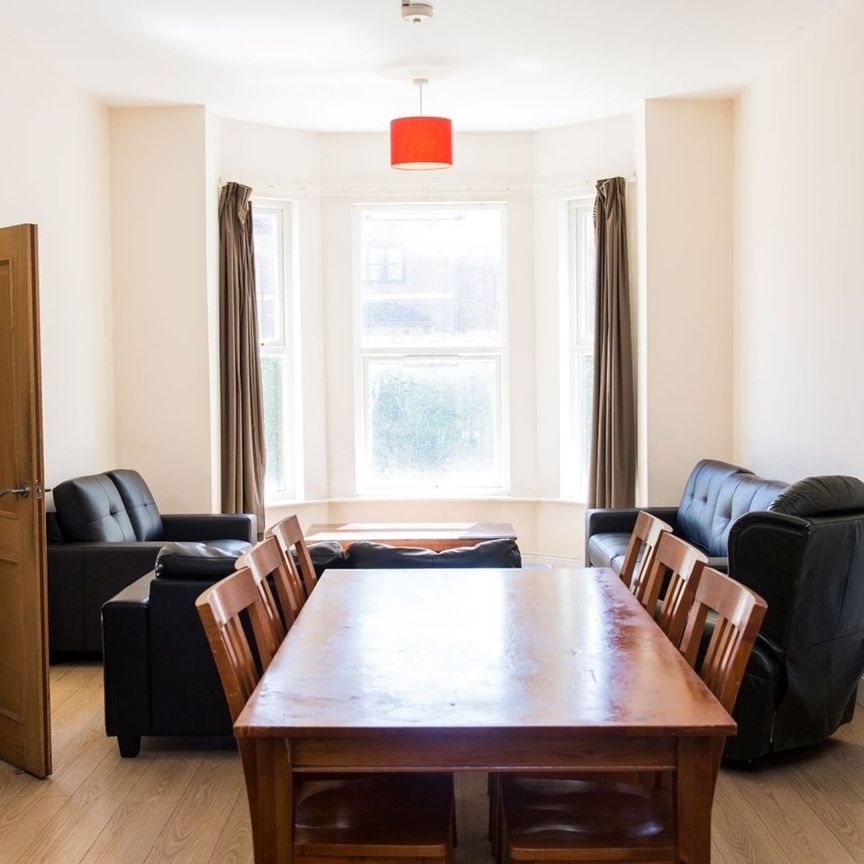 9 Bed Detached House, Hill Lane, SO15 - Photo 1