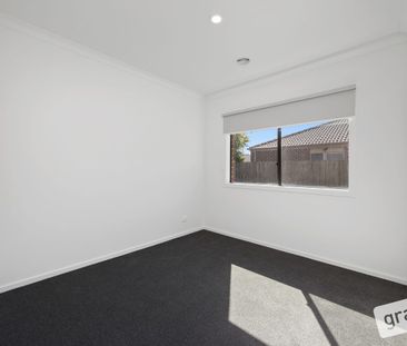 5 Diston Court, Pakenham, Vic 3810 - Photo 2