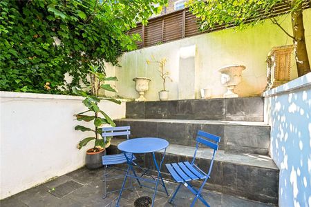 An immaculately presented, three double bedroom, three bathroom terraced house, spanning over 2,100 sqft and boasting a terrace, patio garden and balcony in the heart of Chelsea - Photo 4