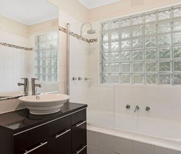 Family Home in Mooroolbark! - Photo 6