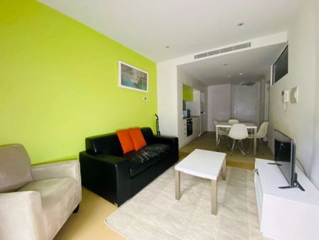 Spacious Furnished Two-Bedroom Apartment in Swanston Square - Photo 2