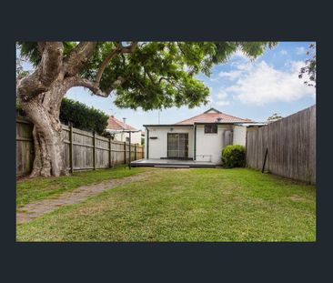 Spacious family home with large backyard - Photo 6