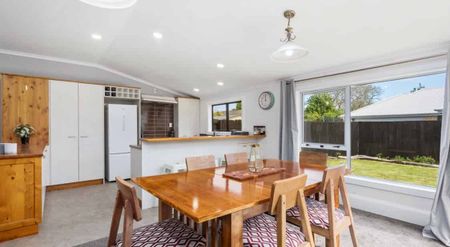 Fully Furnished Spacious Sundrenched Bungalow! - Photo 2