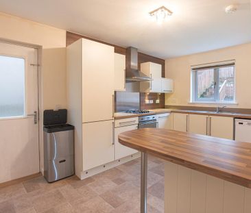 4 bedroom detached house to rent - Photo 3