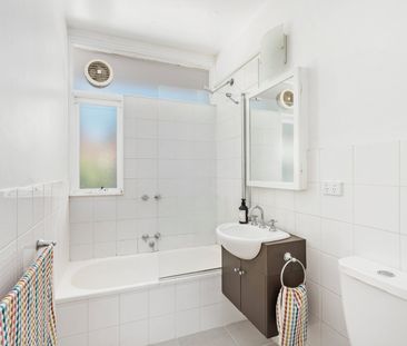 Bayside Living with Courtyard Style! - Photo 2