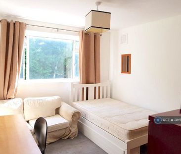 3 bedroom flat to rent - Photo 5