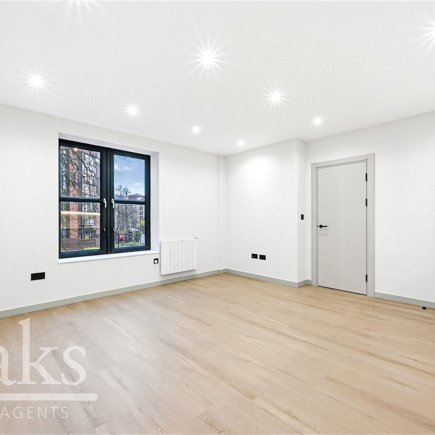 Dingwall Road, East Croydon, Surrey - Photo 1