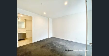 Spacious Home Close to Shops and Train - Photo 4