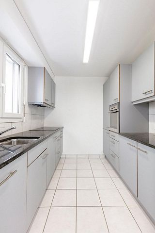 Moderne 3 1/2 - Zimmerwohnung mit verglastem Balkon - Foto 4