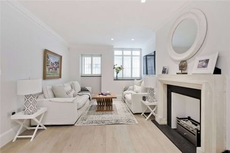 A newly refurbished two bedroom flat located in this highly prestigious garden square. - Photo 2