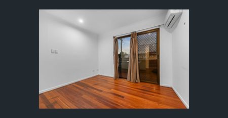 Huge Dual Family Home Bracken Ridge Hights - Photo 2