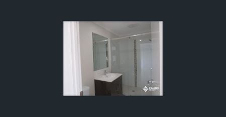 Modern home in quiet street - Photo 5