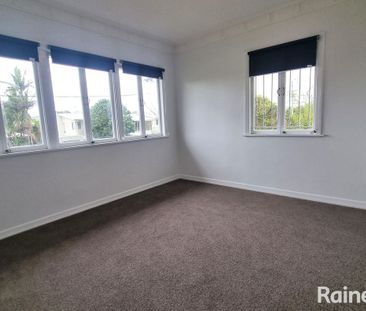 Location, Lifestyle & Liveability in Holland Park West - Photo 3