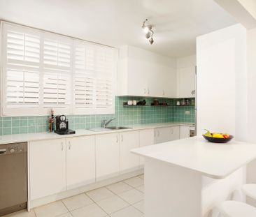 Well Situated 3 Bedroom Apartment With Lock-up Garage - Photo 1