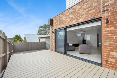 EXECUTIVE LIVING WITH DESIGNER DETAIL - Photo 2