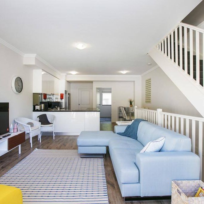 Luxe By The Beach! 3 Bedroom Townhouse... perfect beach location - Photo 1