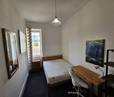 3 bedroom flat to rent - Photo 3
