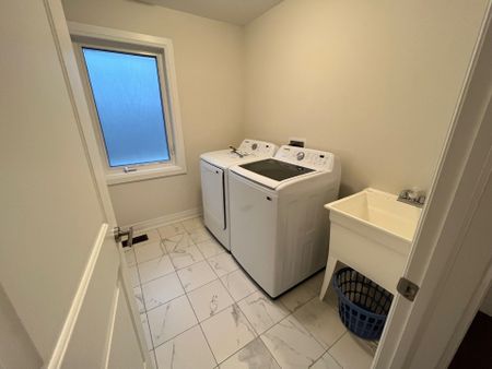 For Lease - 116 Ben Sinclair Avenue, East Gwillimbury, Ontario - Photo 4