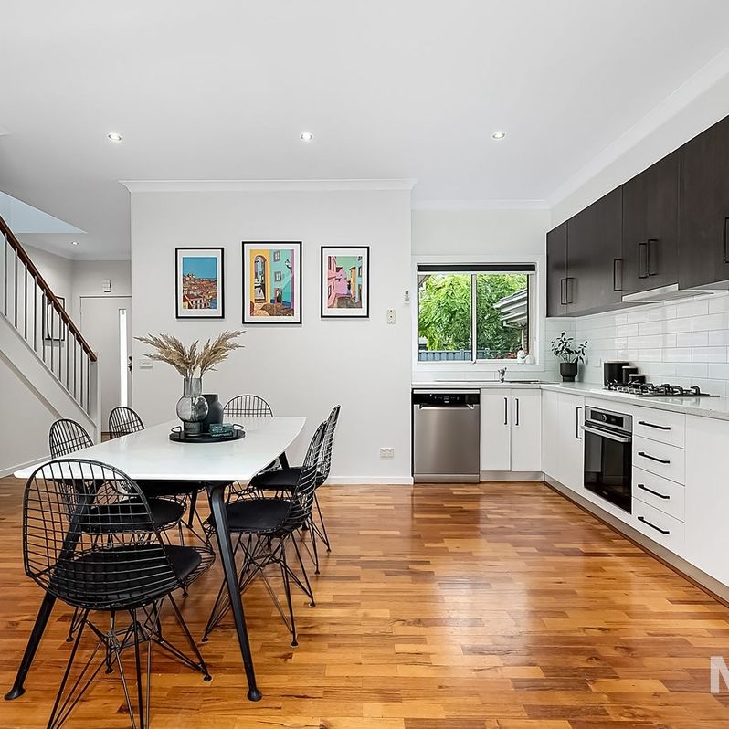 Neat as a button with North facing kitchen and courtyard - Photo 1