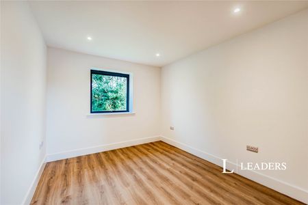 2 bedroom bungalow to rent Charlwood Road, Horley, Surrey, RH6 - Photo 3