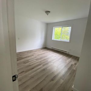 61/2 SITUÉ À SAINT-HUBERT , PROCHE DU LAC DE CITÉ SOLEIL, À 5 minutes de deux écoles primaires. La cuisine et la toilette sont complètement renovées - Photo 2