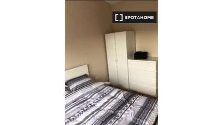Spacious room in 3-bedroom apartment, Blanchardstown, Dublin - Photo 4