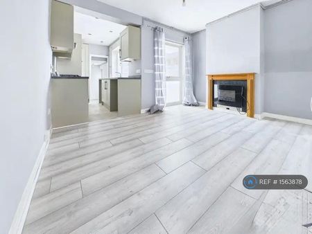 1 bedroom in a house share to rent - Photo 2