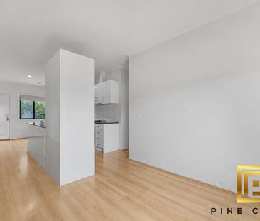 For Lease - Beautiful 2-Bedroom Family Home near Werribee Station! - Photo 5