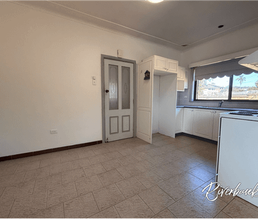 Comfortable Family Home in a Convenient Merrylands Location - Photo 2