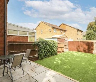 Kingslea, Horsham, RH13 - Photo 1