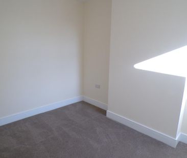2 bedroom end of terrace house to rent - Photo 1