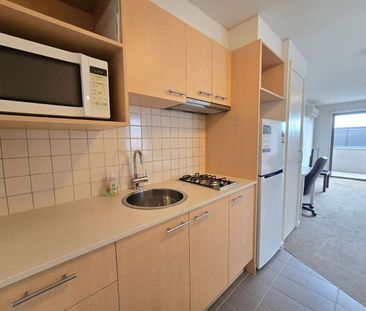 Fully Furnished Apartment - with free hot water and gas. - Photo 5