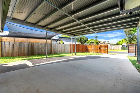 BEAUTIFUL FAMILY HOME WITH MODERN COMFORTS - Photo 2