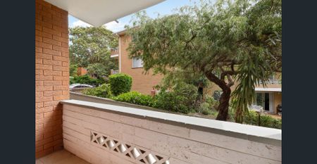 Completely renovated and spacious 2-bedroom apartment. - Photo 4