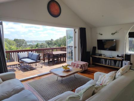Charming 5 bedrooms at Bucklands Beach - Photo 4