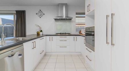 Modern four bedroom family home in Aidanfield - Photo 2