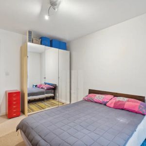 1 bedroom flat in London - Photo 2