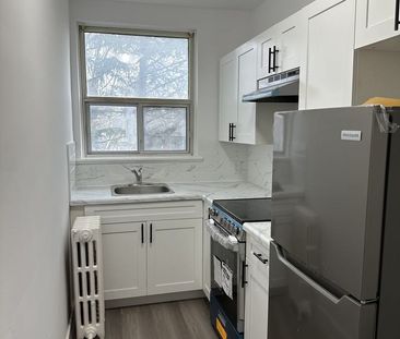 1996 Bathurst Street apartment — Toronto, ON (1-Bedroom) - 1 Bedroom - Photo 4