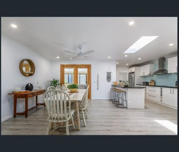 STUNNING ENTERTAINERS HOME WITH SPARKLING POOL and SOLAR - Photo 4