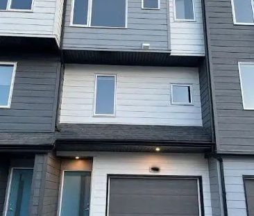 Stunning town home 2BR |2.5 W/R| in SKYVIEW RANCH NE — 2 Bedrooms T... - Photo 1