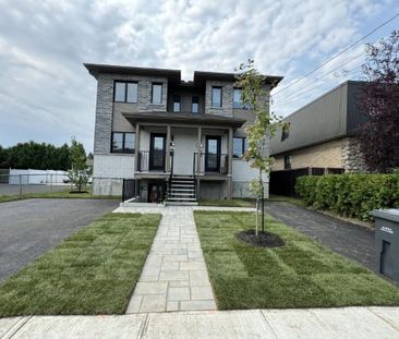 Beautiful Two-Storey 5½ Apartment in a Triplex for Rent in Longueuil! - Photo 1