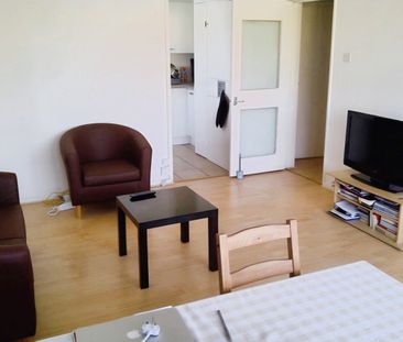 1-Bedroom Apartment with Balcony. The Quarterdeck, Canary Wharf E14 - Photo 3