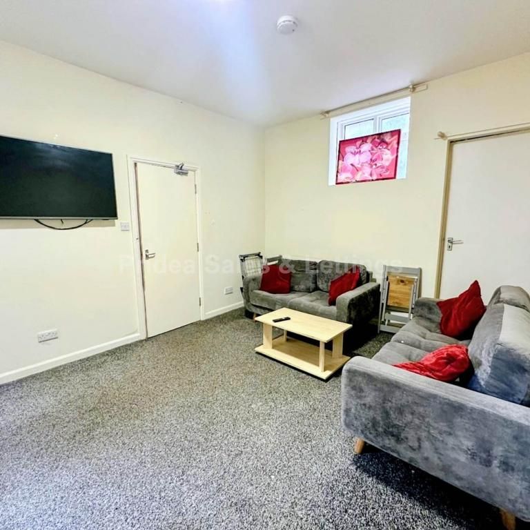 1 bedroom in a house share to rent - Photo 1