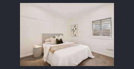 Beautifully Refreshed Family Home in Sought-After Hawthorne - Photo 5