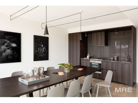 Modern living with city view - Photo 5