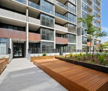Light-Filled Corner One-Bedroom with Generous Private Courtyard - Photo 6