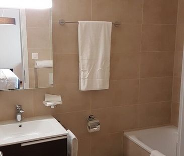 Superbe studio rénové et meublé au coeur de Genève - Photo 2