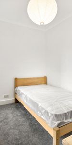 2 bedroom flat in London - Photo 4